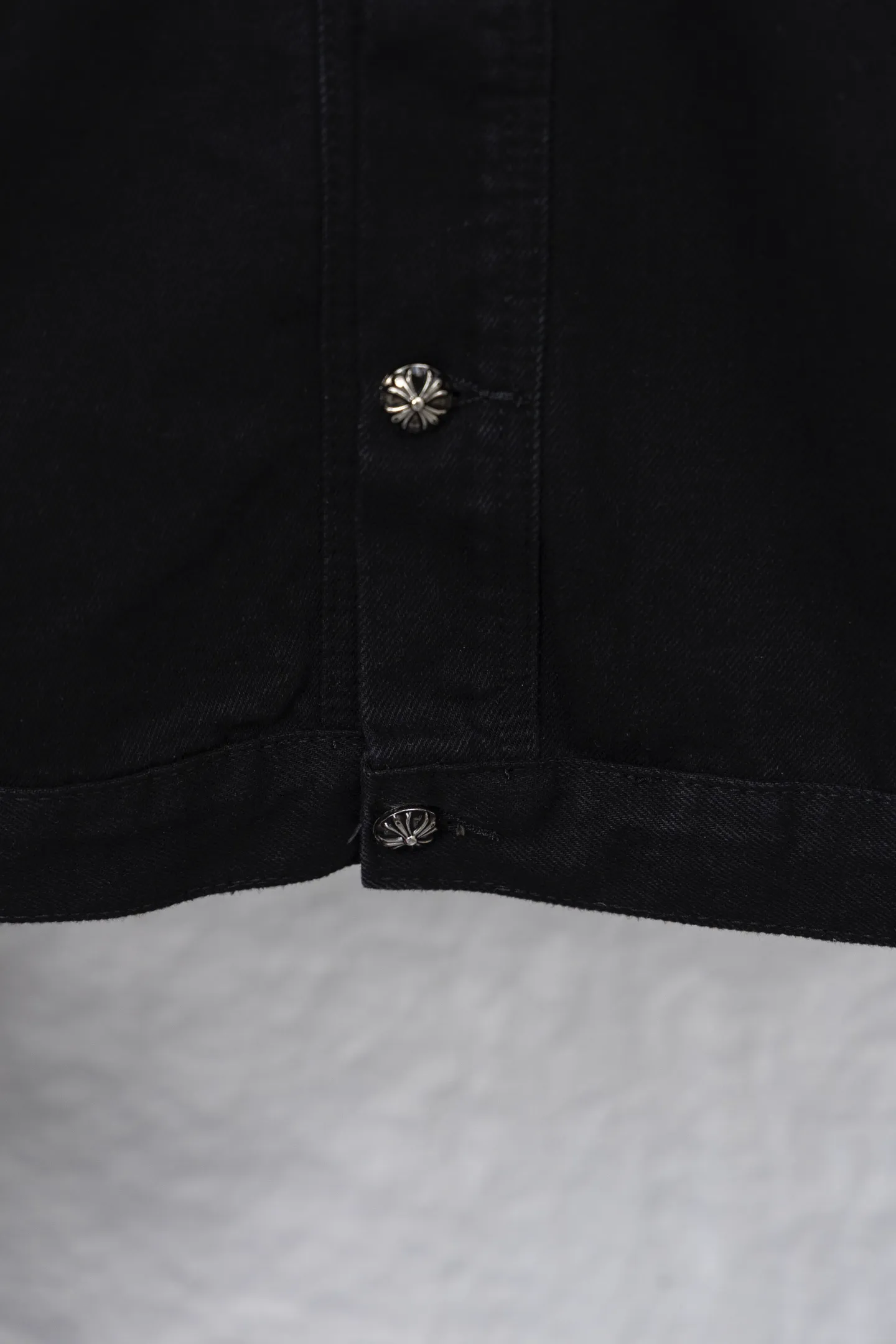 P300 model number/F109 Chrome Hearts Chrome Hearts heavy-duty denim jacket with rivets. The same style as the Internet celebrity star. The cross-printed denim jacket has a unique cross design element and is full of design. It is made of 100% denim cotton fabric with heavy coarse yarn count, which ensures a stiff and tough silhouette while being soft, comfortable and breathable. The lapel is designed with silver buttons and is full of texture. The classic cross logo is all over the dress, making it a perfect versatile style for spring and summer! The original loose version is made of high-quality pure cotton fabrics. The fabric pattern is high-definition and delicate without burrs. It is comfortable and breathable to wear. All the buttons are molded and customized. It is casual and fashionable and can be matched with any bottoms. It can be windproof and sunproof in spring and summer. It can be worn outside in autumn and winter! Easily concave shape makes you look slimmer and taller, perfect for both men and women! Color: Black Version: Loose